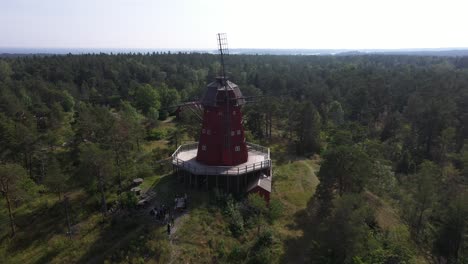 Schwenken-Von-Drohnenaufnahmen-Um-Eine-Windmühle-Auf-Der-Schwedischen-Insel-Uto