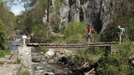 Kletterer-Laufen-über-Die-Brücke,-Um-Nach-Dem-Richtigen-Weg-Zum-Klettern-Zu-Suchen