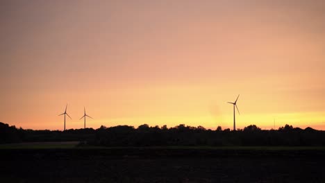 Elektrische-Windmühlen-Drehen-Sich-In-Einem-Farbenfrohen-Sonnenuntergang