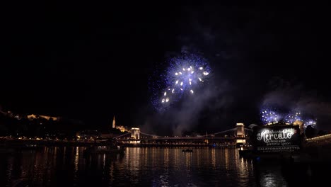 Das-Traditionelle-Feuerwerk-In-Der-Budapester-Nacht-Am-Stephanstag-über-Der-Donau-An-Der-Berühmten-Kettenbrücke