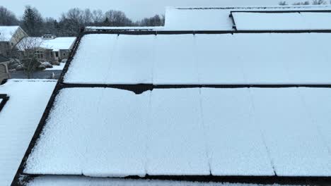 Sonnenkollektoren-Mit-Schnee-Bedeckt