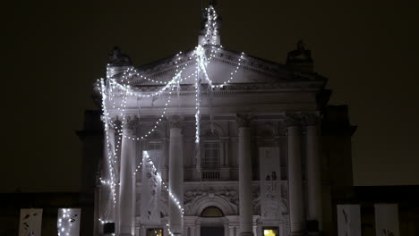 Weihnachtslichter-Schmücken-Während-Der-Weihnachtszeit-Die-Außenseite-Des-Tate-Britain-Museums