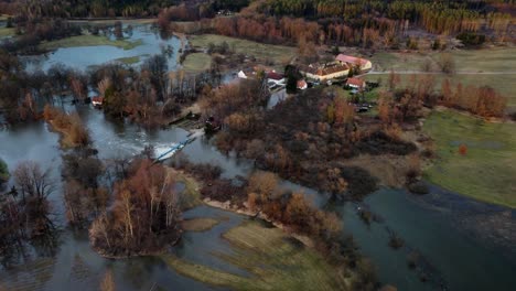 Ein-überfließender-Fluss,-Eine-Überschwemmung,-Ein-Nahegelegener-Bauernhof