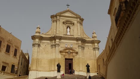 Low-Angle-Aufnahme-Der-Kathedrale-Mariä-Himmelfahrt-In-Der-Cittadella-Von-Victoria-Auf-Gozo