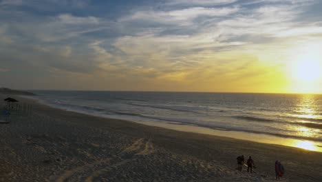 Portugal,-Sandstrand-Von-Pedrogao,-Der-Bei-Beeindruckendem-Sonnenuntergang-Vom-Atlantischen-Ozean-Umspült-Wird