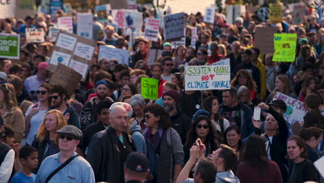 Tausende-Marschieren-Mit-Schildern-In-Der-Hand-Für-Einen-Klimastreik-In-Vancouver,-British-Columbia