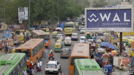 Krankenwagen-Fährt-Durch-Den-Dichten-Verkehr,-Delhi,-Indien