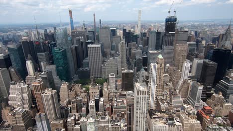 Inclinación-Hacia-Arriba-Y-Panorámica-De-Los-Rascacielos-De-Manhattan-Desde-El-Empire-State-Building.
