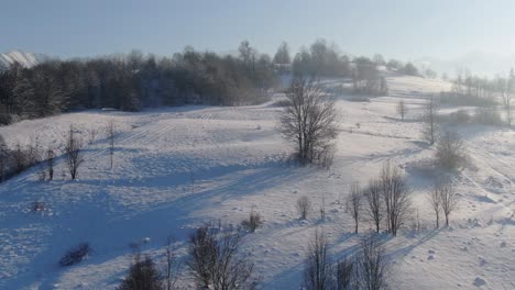 Luftaufnahme-Eines-Schneebedeckten-Hügels,-Der-Im-Winter-Das-Majestätische-Panorama-Der-Tatra-Freigibt