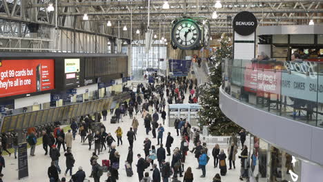 Holiday-travel-large-crowd-of-people-moving-throughout-Waterloo-train-station-at-Christmas-time-still-shot