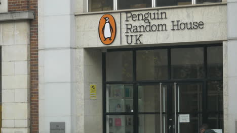 Nahaufnahme-Des-Hauptsitzes-Von-Penguin-Random-House-In-Pamlico,-London,-Einem-Amerikanischen-Multinationalen-Mischkonzern
