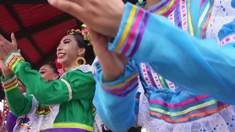 Zeitlupenaufnahme-Des-Finales-Und-Applaus-Eines-Traditionellen-Tanzes-In-Mineral-Del-Chico-Hidalgo,-Mexiko