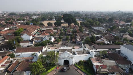 Drohnenaufnahme-Oder-Luftaufnahme,-Plengkung-Gading-Oder-Plengkung-Nirbaya-Ist-Ein-Historisches-Gebäude-Am-Tor-Des-Yogyakarta-Palastes