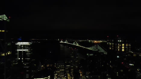 Luftaufnahme-Der-San-Francisco–Oakland-Bay-Bridge-Bei-Nacht,-Skyline-Des-Finanzviertels,-Kalifornien,-USA