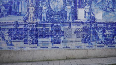 Vollständige-Zeitlupenaufnahme,-Frauen-Gehen-Die-Straße-Von-Porto-Entlang,-Malerische-Aussicht-Auf-Capela-Das-Almas-Im-Hintergrund