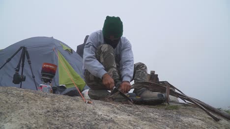 Camper-Usando-Un-Cuchillo-Cortando-La-Rama-De-Un-árbol-Para-Una-Hoguera,-Obrajillo,-Lima,-Perú