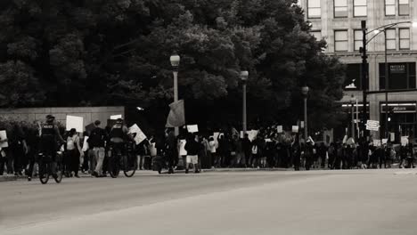 En-Blanco-Y-Negro,-Los-Manifestantes-En-Chicago-Luchan-Contra-La-Trata-De-Niños-En-El-Centro-De-La-Ciudad.