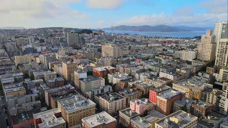 San-Francisco-Union-Square-neighbourhood-with-California-historical-landmark-Golden-Gate-Bridge-in-the-background,-USA