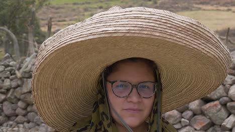 Lächelnde-Dame,-Die-In-Die-Kamera-Schaut-Und-Ihren-Großen-Mexikanischen-Hut-Dreht,-Obrajillo,-Peru