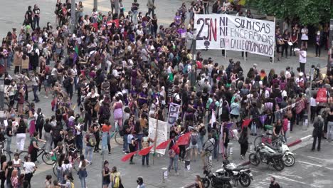 Gruppe-Von-Feministinnen-Am-Internationalen-Tag-Zur-Beseitigung-Von-Gewalt-Gegen-Frauen-In-Montevideo,-Uruguay