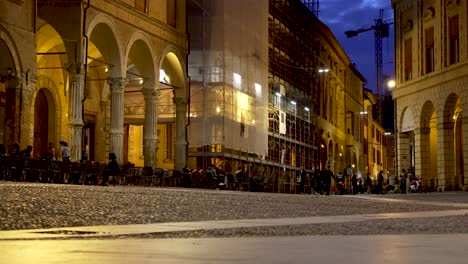 Piazza-Santo-Stefano-Mit-Menschen,-Die-Vorbeigehen-Und-Sich-Abends-Im-Café-Entspannen