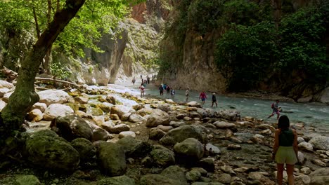 Los-Turistas-Exploran-El-Cañón-Rocoso-Del-Desfiladero-De-Saklikent-Con-Aguas-Rápidas-Y-Peligrosas.