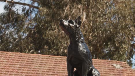 Die-Statue-„Hund-Auf-Der-Tuckerbox“-Wurde-Restauriert,-Nachdem-Sie-Drei-Wochen-Zuvor-Umgeworfen-Worden-War