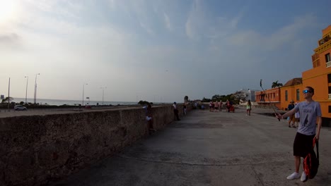 Eine-Gruppe-Von-Touristen,-Zwei-Männer-Und-Zwei-Frauen,-Steht-Und-Macht-Ein-Selfie-In-Der-Nähe-Eines-Platzes-Und-Eines-Orangefarbenen-Gebäudes-In-Der-Altstadt-Von-Cartagena-De-Indias,-Kolumbien