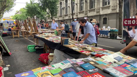 Shopping-old-books-at-street