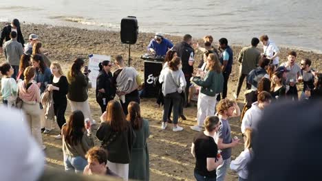 A-party-on-the-beaches-of-london-with-alot-of-happy-people-and-free-beer