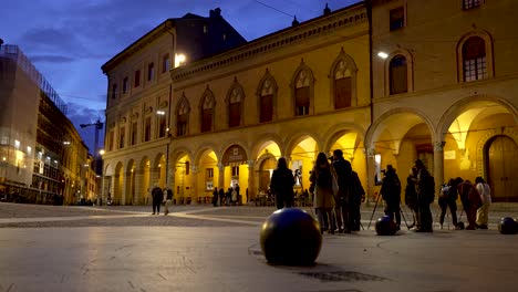 Nachtfotografie-Workshop-Gruppe,-Die-Fotos-Auf-Der-Piazza-Santo-Stefano-In-Bologna-Macht