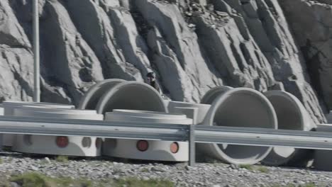 Ein-Mann-Fährt-Rollski-An-Einer-Baustelle-In-Grönland-Vorbei-–-Weite-Pfanne
