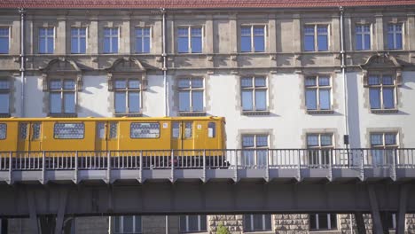 Eine-Sonnige-Aufnahme-Der-Berühmten-Berliner-U-Bahn,-Die-Nicht-Unter-Der-Erde,-Sondern-Oberirdisch-Verläuft