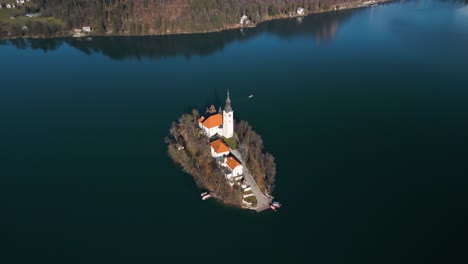Umlaufender-Drohnenschuss-über-Dem-Bleder-See,-Slowenien