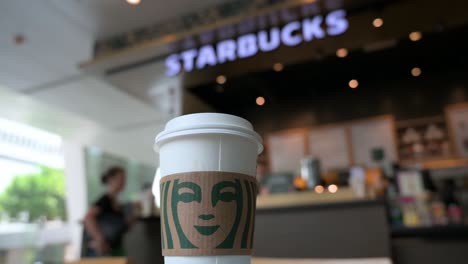 Im-Amerikanischen-Multinationalen-Kaffeemarkengeschäft-Ist-Ein-Starbucks-Kaffee-Pappbecher-Zu-Sehen