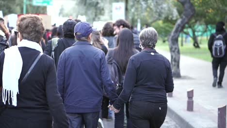 Ein-Paar-Alte-Menschen-Gehen-Gemeinsam-Spazieren-Und-Halten-Schilder-Während-Einer-Protest--Und-Demonstrationsveranstaltung-Zum-Internationalen-Frauentag