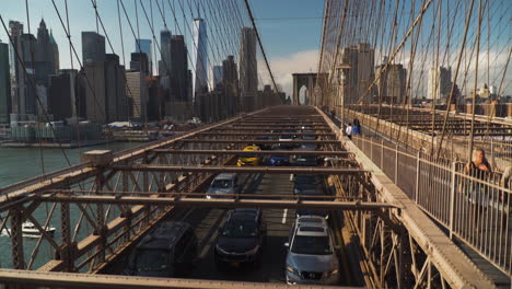 Tráfico-Cruzando-El-Puente-De-Manhattan-A-Brooklyn-Queens---Grúa-Arriba