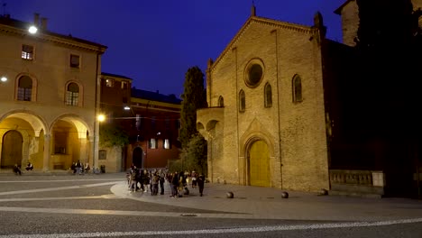Nachtfotografie-Workshop-Gruppe,-Die-Fotos-Auf-Der-Piazza-Santo-Stefano-In-Bologna-Vor-Der-Basilika-Santa-Stefano-Macht