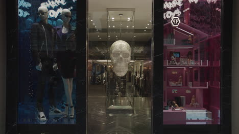 Cráneo-Humano-único-En-Exhibición-Fuera-De-La-Tienda-En-Rodeo-Drive-En-Beverly-Hills