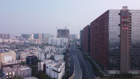 Filmische-Drohnenaufnahme-Des-HiTech-City-Technology-Park-Mit-Modernen-Skyline-Finanz--Und-Wohngebäuden,-Hyderabad