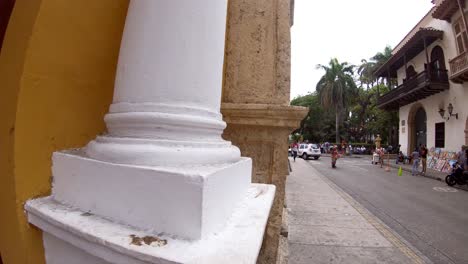 Nahaufnahme-Einer-Farbenfrohen-Roten-Tür-In-Der-Nähe-Einer-Straße-In-Der-Altstadt-Von-Cartagena-De-Indias