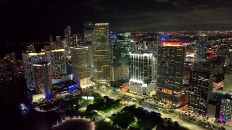 De-Noche-En-Miami,-Con-Una-Impresionante-Vista-Aérea-Que-Captura-Edificios-Emblemáticos-Y-El-Intenso-Tráfico-De-La-Avenida.