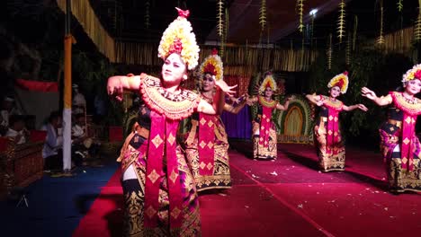 Traditioneller-Balinesischer-Tanz-Von-Sisya-Jegeg,-Junge-Frauen-Führen-Nachts-Während-Der-Tempel-Calonarang-Zeremonie-In-Ubud-Traditionelle-Kunst-In-Bali,-Indonesien,-Auf