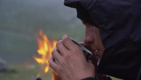 Camper-Sosteniendo-Fuerte-Su-Taza-De-Té-Calentándose-Las-Manos-En-Clima-Frío,-Obrajillo,-Perú