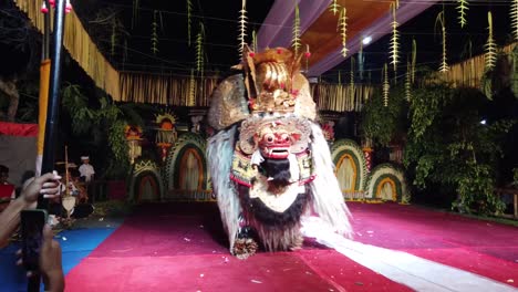 Der-Barong-Tanzt-In-Einem-Balinesischen-Tempel.-Hofzeremonie-Der-Hinduistischen-Religion,-Künstlerisches-Geschöpf,-Beschützer-Des-Glaubens-Und-Der-Götter,-Bali-Indonesien-Kultur-Bei-Nacht