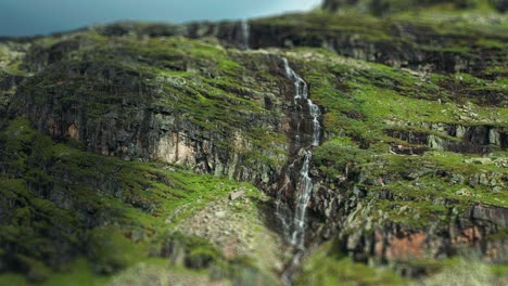 Ein-Wasserfall-Im-üppig-Grünen-Bergtal