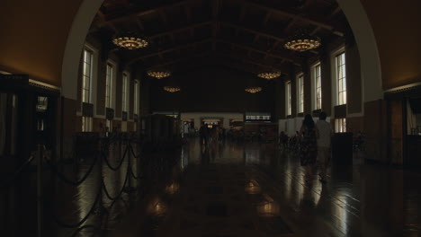 Toma-Interior-De-La-Histórica-Union-Station-En-El-Centro-De-Los-Ángeles.
