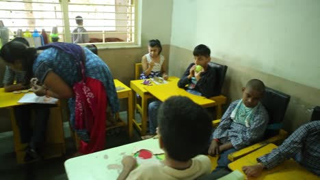 Geistig-Zurückgebliebene-Und-Behinderte-Kinder-Lernen-In-Den-Klassenzimmern-Von-NGO-Schulen-Ihr-Recht-Auf-Bildung