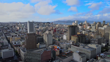 Luftaufnahme-Der-Skyline-Gebäude-Des-Viertels-San-Francisco-Union-Square-Mit-Der-Golden-Gate-Bridge-Im-Hintergrund,-Kalifornien,-USA