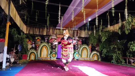 Balinesische-Tänzerin-Führt-Nachts-Maskiertes-Schauspieltheater-Im-Bali-Tempel-Auf,-Hinduistische-Zeremonie-Des-Calonarang-Rituals,-Indonesien,-Topeng-Jauk-Choreografie
